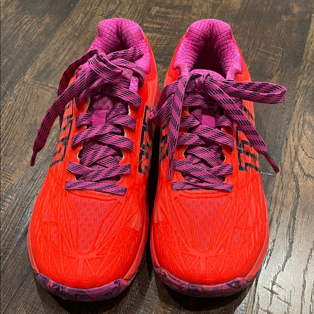 Vibrant orange/pink Women's Wilson tennis Shoes